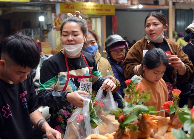 Cảnh mua bán gà luộc sáng 30 Tết ở Hà Nội: Nhân viên dán QR code thanh toán lên áo để kịp phục vụ - ảnh 4