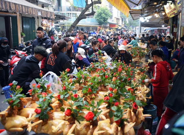 Cảnh mua bán gà luộc sáng 30 Tết ở Hà Nội: Nhân viên dán QR code thanh toán lên áo để kịp phục vụ - ảnh 7