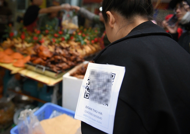 Cảnh mua bán gà luộc sáng 30 Tết ở Hà Nội: Nhân viên dán QR code thanh toán lên áo để kịp phục vụ - ảnh 3