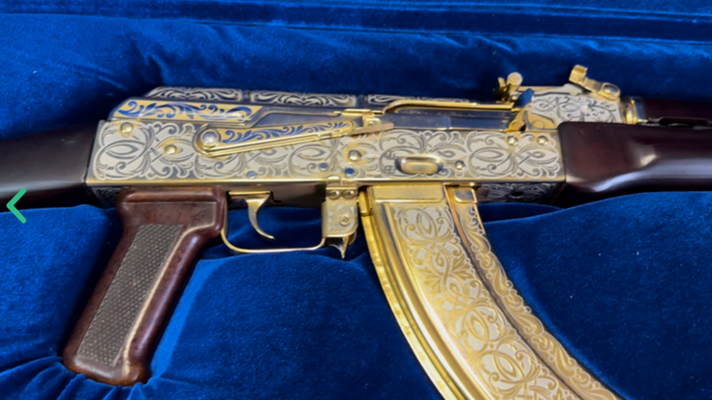 Hải quan Nga tịch thu khẩu súng trường Kalashnikov bằng vàng - ảnh 1