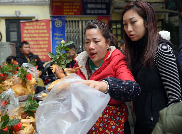 Cảnh mua bán gà luộc sáng 30 Tết ở Hà Nội: Nhân viên dán QR code thanh toán lên áo để kịp phục vụ - ảnh 8