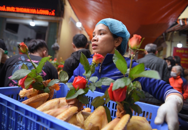 Cảnh mua bán gà luộc sáng 30 Tết ở Hà Nội: Nhân viên dán QR code thanh toán lên áo để kịp phục vụ - ảnh 9