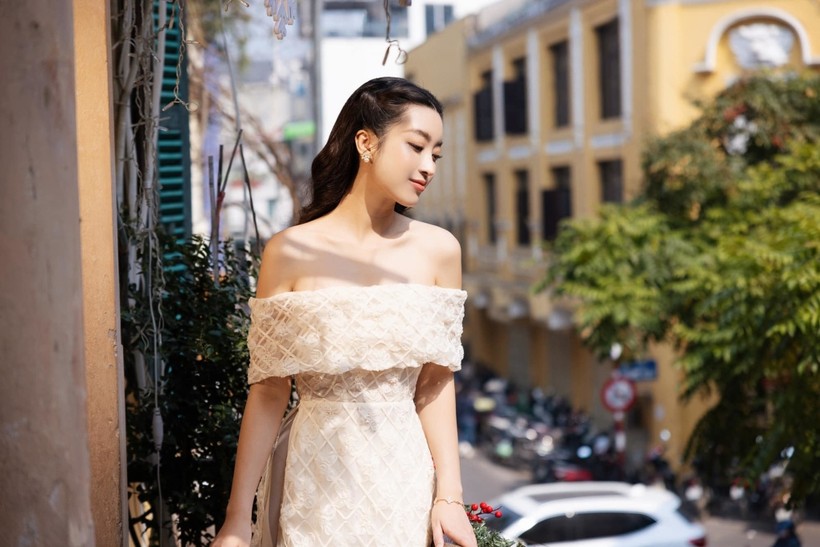 Hoa hậu Nông Thúy Hằng đẹp sắc sảo trong áo dài nhung - ảnh 16