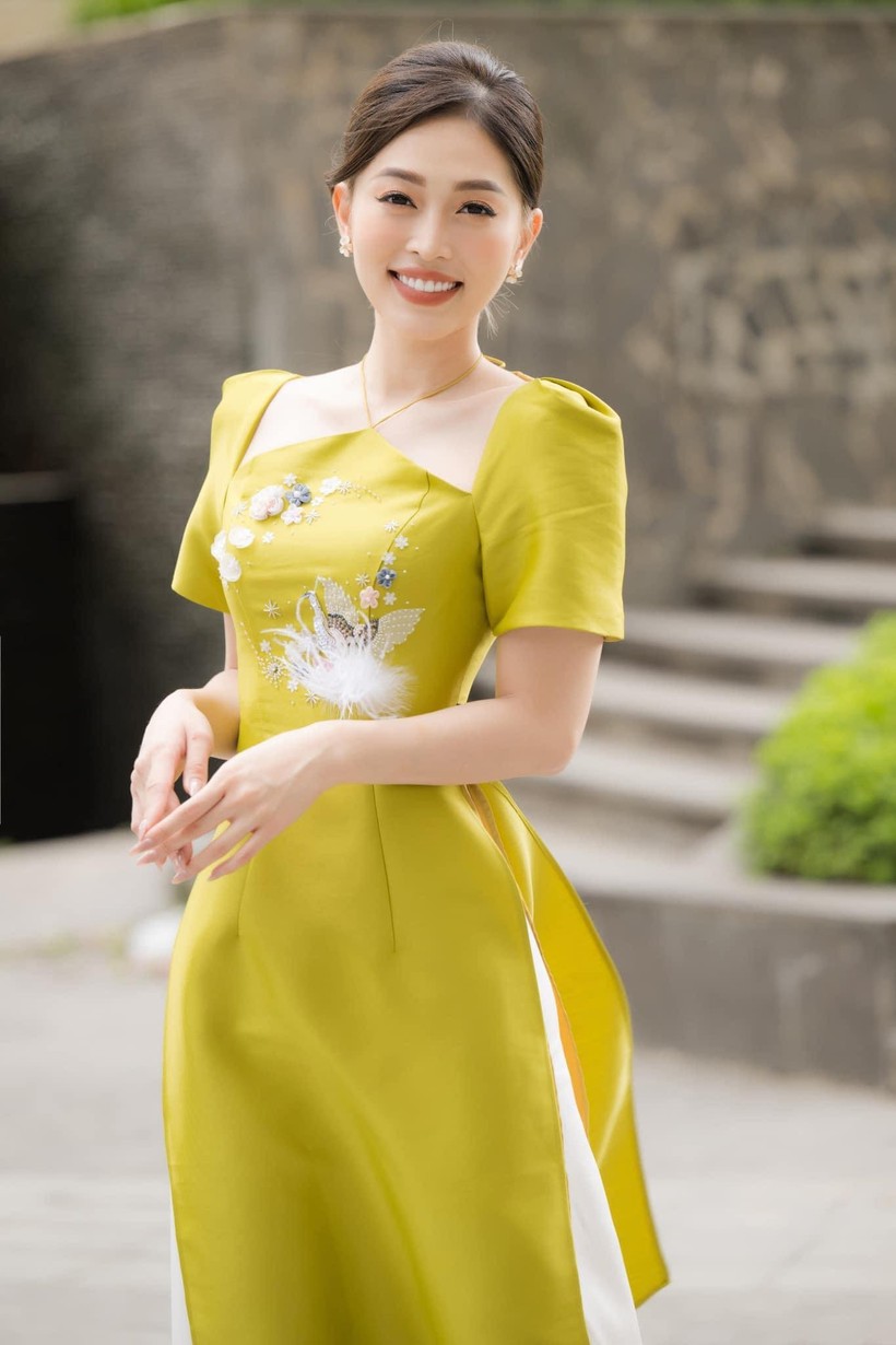 Hoa hậu Nông Thúy Hằng đẹp sắc sảo trong áo dài nhung - ảnh 17