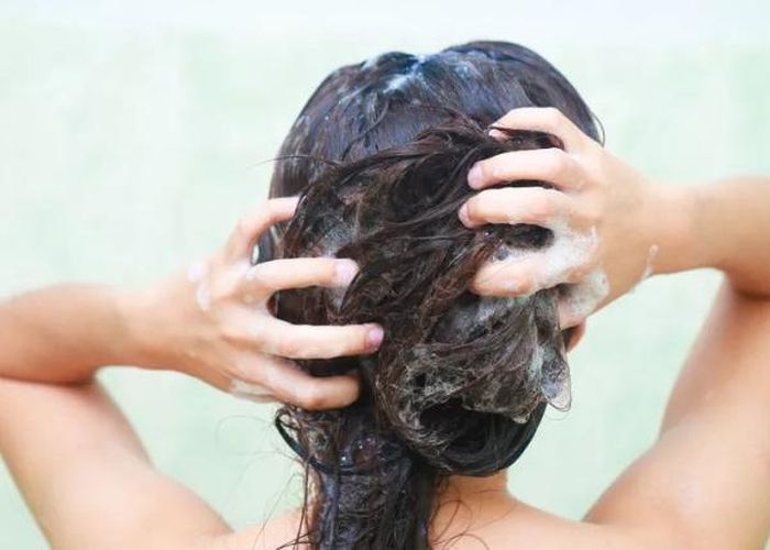 Cách giúp mái tóc khô trở nên mềm mượt - ảnh 1