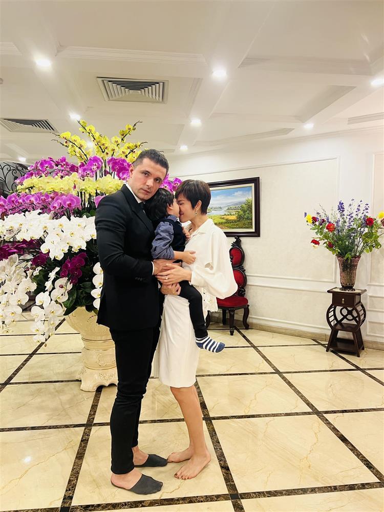 Showbiz Việt ngày 24/1: Chồng Lan Phương được mẹ vợ chiều hết nấc - ảnh 4