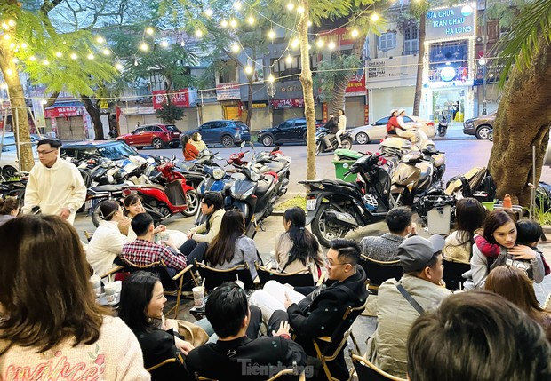 Mùng 2 Tết, quán cà phê, hàng ăn ở Hà Nội đông kín khách - ảnh 4