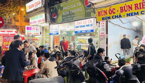 Mùng 2 Tết, quán cà phê, hàng ăn ở Hà Nội đông kín khách - ảnh 8