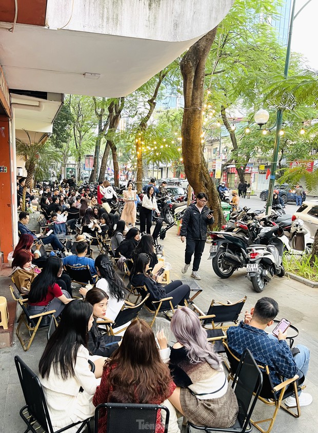 Mùng 2 Tết, quán cà phê, hàng ăn ở Hà Nội đông kín khách - ảnh 2