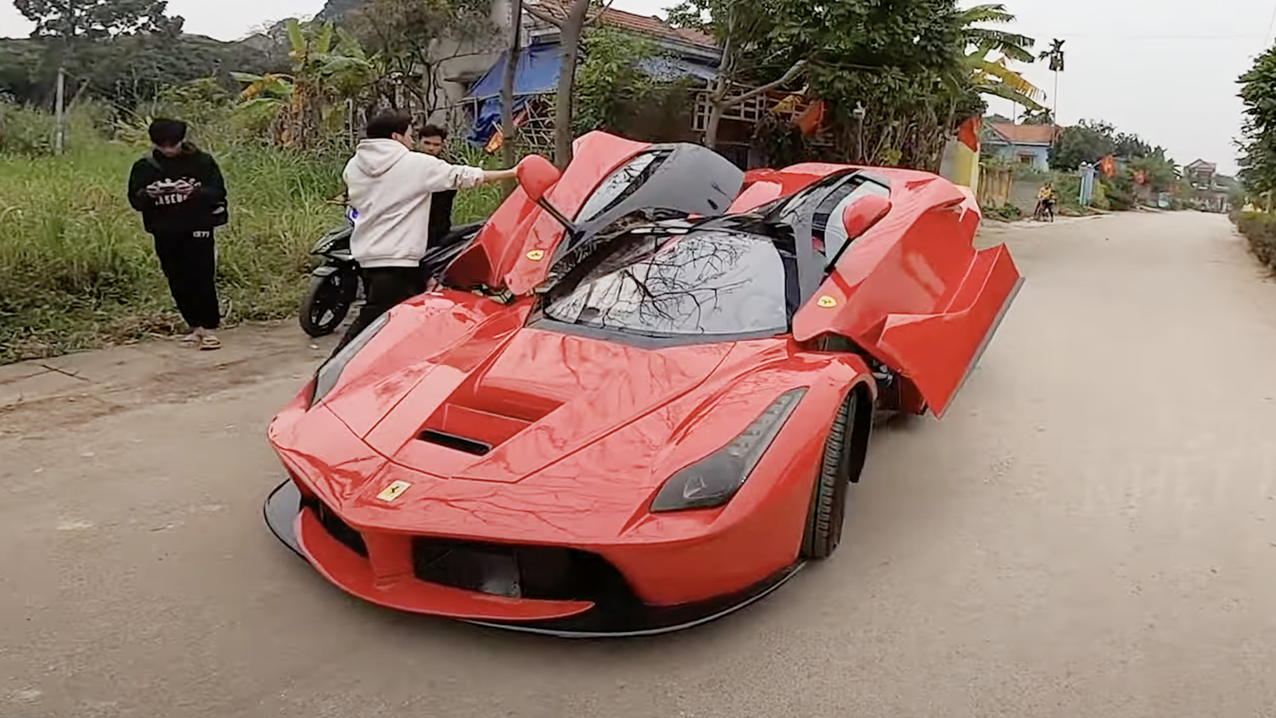 Nhóm bạn trẻ Quảng Ninh mô phỏng Ferrari LaFerrari triệu đô đón Tết: Tốn 250 ngày, làm cửa cánh chim như thật - ảnh 1