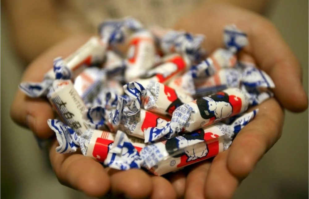 Chuyện ít biết về loại kẹo nổi tiếng nhất Trung Quốc: Làm quà tặng cho Tổng thống Mỹ nhưng đã có lúc bị thu hồi trên khắp thế giới - ảnh 1