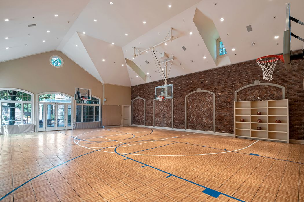 Bên trong siêu biệt thự gồm 48 căn phòng dành cho người mê bóng rổ - ảnh 8