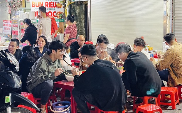 Mùng 2 Tết, quán cà phê, hàng ăn ở Hà Nội đông kín khách - ảnh 5