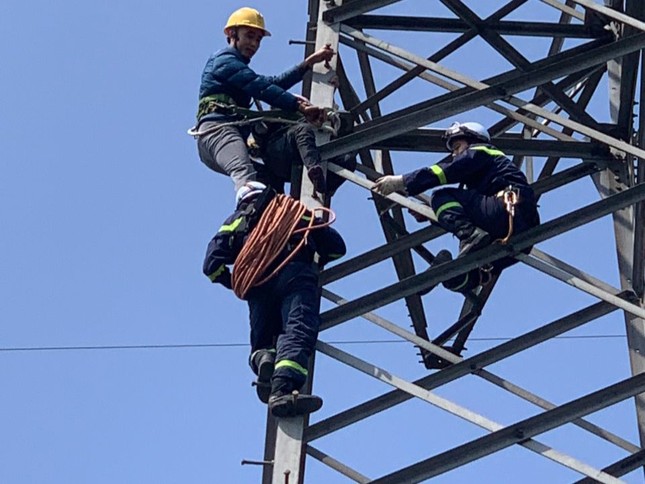 Cứu người phụ nữ 63 tuổi trèo lên cột điện cao 25m ở Hà Nội - ảnh 1