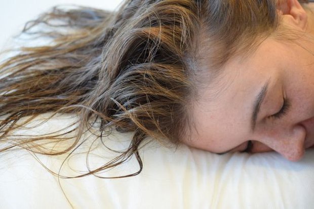 Chuyên gia cảnh báo thói quen đi ngủ này làm tăng nguy cơ rụng tóc, khiến vi khuẩn phát triển - ảnh 3