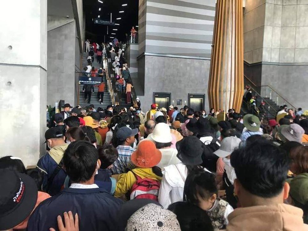 Cảnh tượng đông nghịt người đổ xô đi lễ chùa cầu may ngày mùng 4, từ Bắc chí Nam tọa độ nào cũng tấp nập - ảnh 19