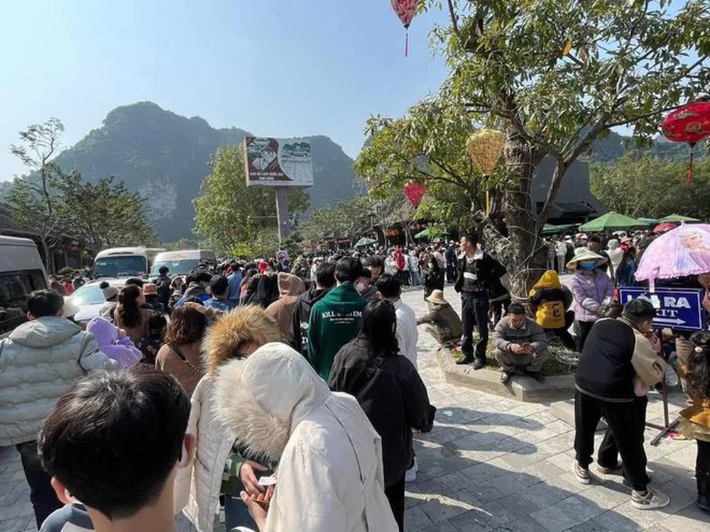Cảnh tượng đông nghịt người đổ xô đi lễ chùa cầu may ngày mùng 4, từ Bắc chí Nam tọa độ nào cũng tấp nập - ảnh 11
