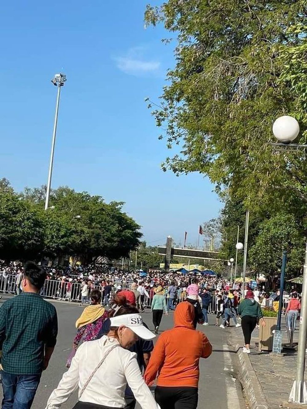 Cảnh tượng đông nghịt người đổ xô đi lễ chùa cầu may ngày mùng 4, từ Bắc chí Nam tọa độ nào cũng tấp nập - ảnh 20