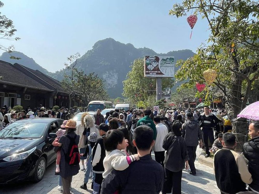 Cảnh tượng đông nghịt người đổ xô đi lễ chùa cầu may ngày mùng 4, từ Bắc chí Nam tọa độ nào cũng tấp nập - ảnh 9