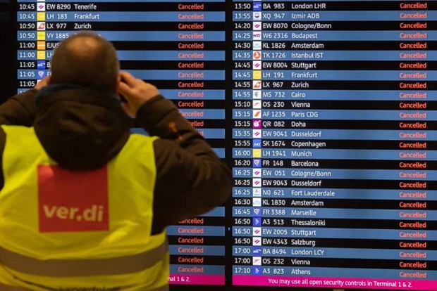 Đức: Hơn 35.000 khách đi máy bay bị ảnh hưởng do đình công ở Berlin - ảnh 1
