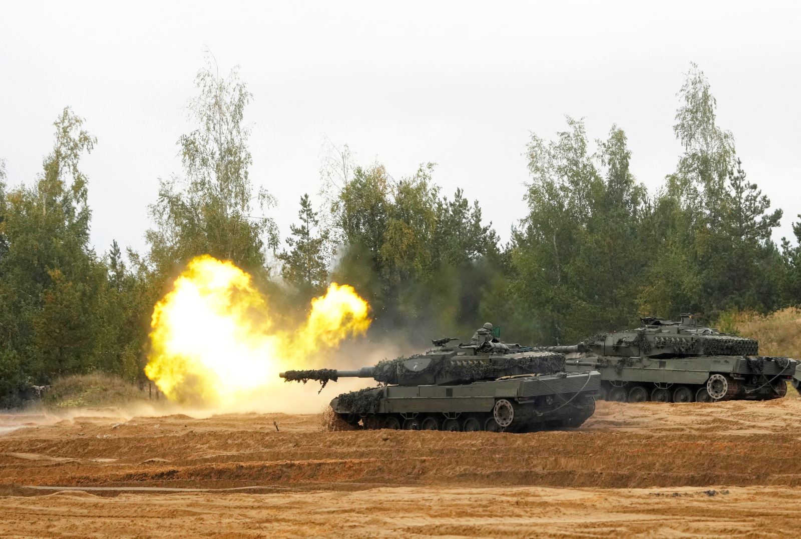 Quan chức Ukraine: Đức đồng ý, 12 nước sẽ cung cấp cho Kiev 100 chiếc xe tăng Leopard 2 - ảnh 1