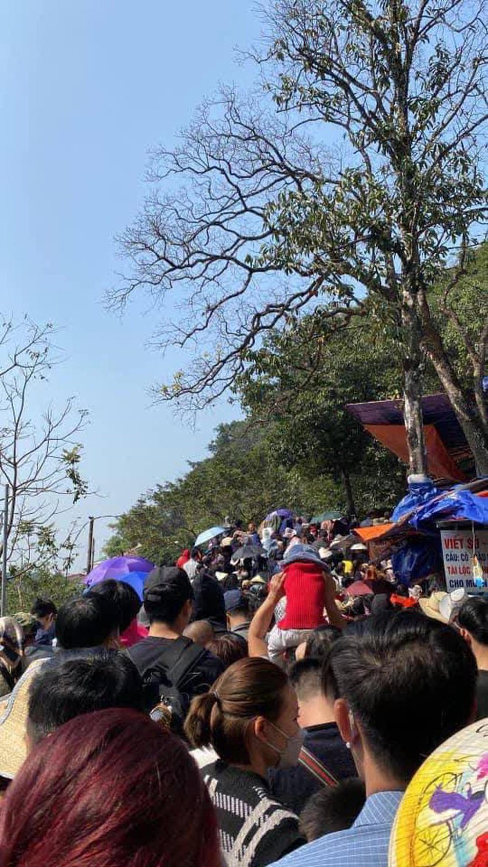 Cảnh tượng đông nghịt người đổ xô đi lễ chùa cầu may ngày mùng 4, từ Bắc chí Nam tọa độ nào cũng tấp nập - ảnh 13