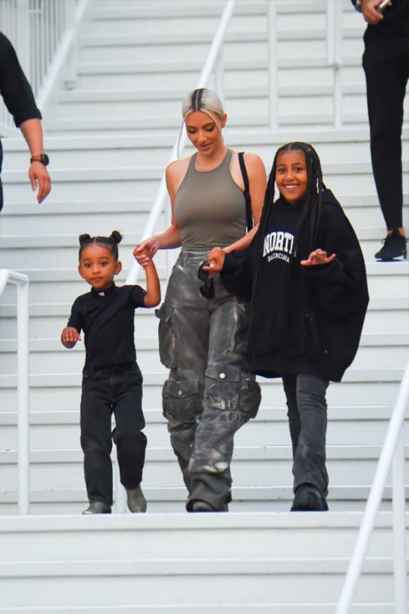 Kanye West đưa vợ mới Bianca Censori và con gái North West đi ăn tối - ảnh 9