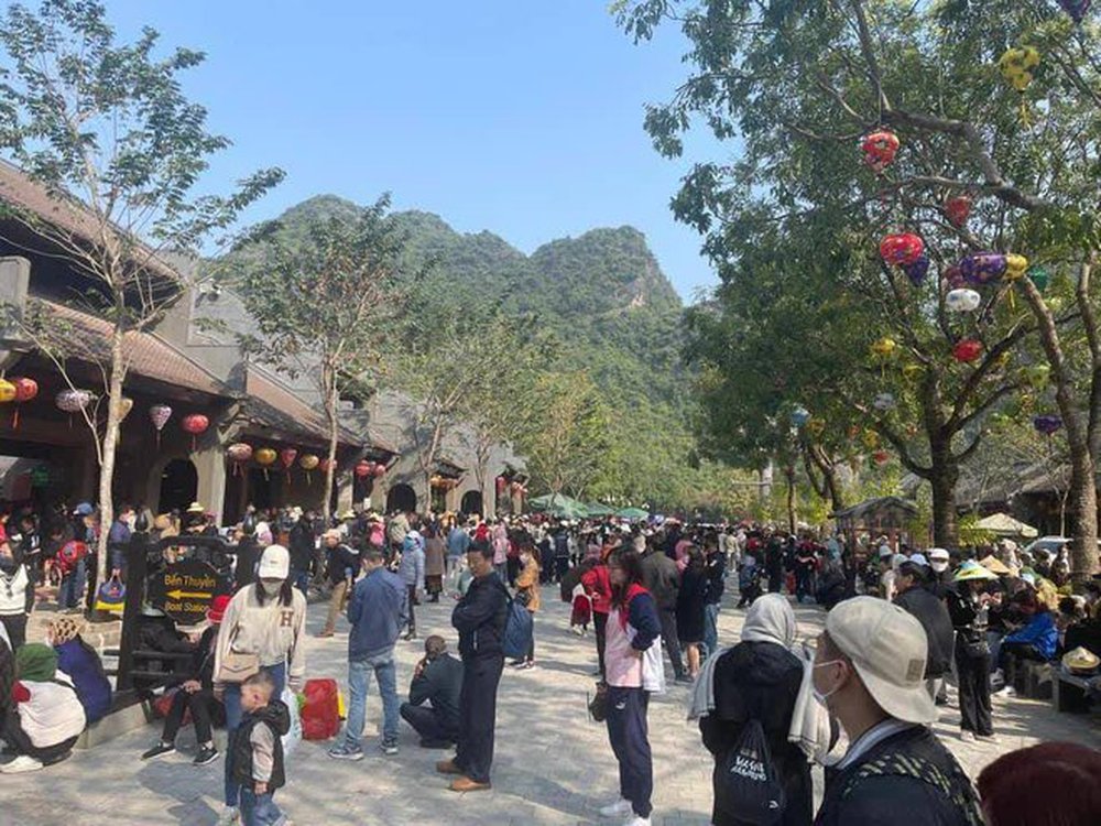 Cảnh tượng đông nghịt người đổ xô đi lễ chùa cầu may ngày mùng 4, từ Bắc chí Nam tọa độ nào cũng tấp nập - ảnh 8
