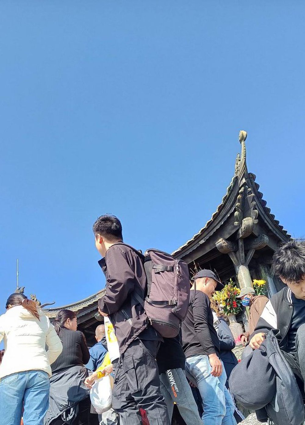 Cảnh tượng đông nghịt người đổ xô đi lễ chùa cầu may ngày mùng 4, từ Bắc chí Nam tọa độ nào cũng tấp nập - ảnh 2