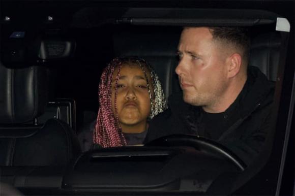 Kanye West đưa vợ mới Bianca Censori và con gái North West đi ăn tối - ảnh 2