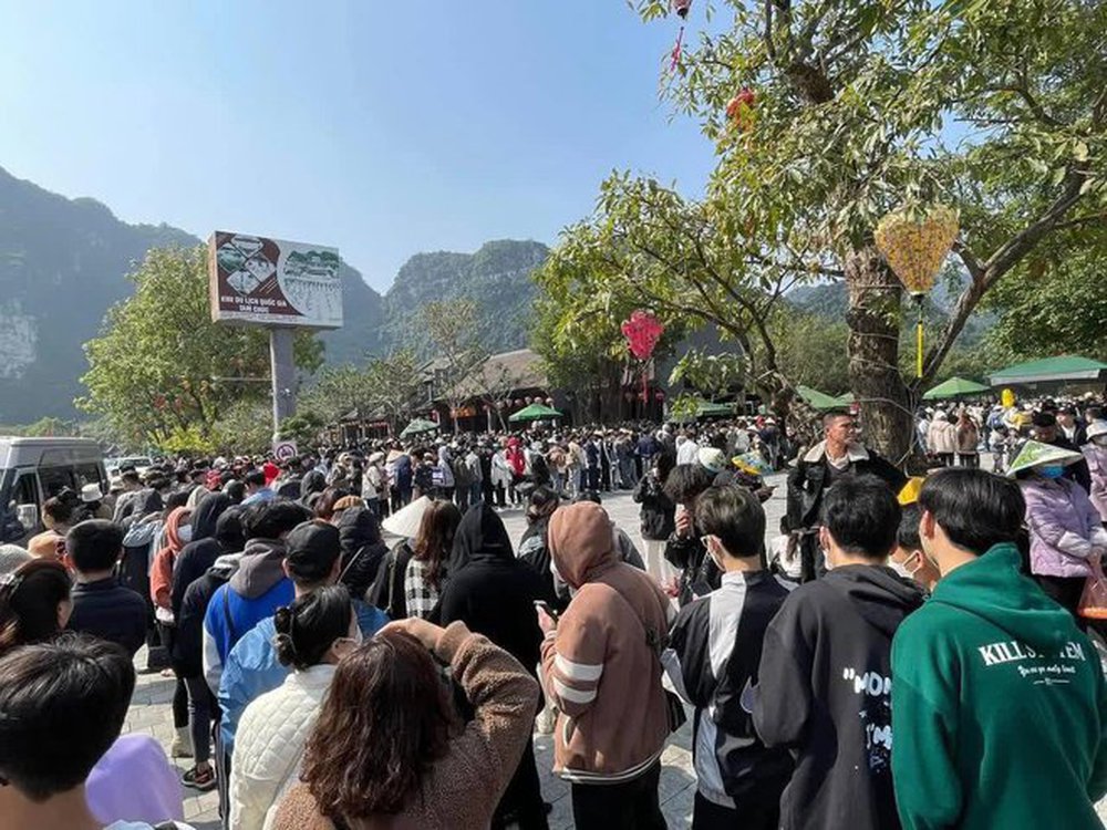 Cảnh tượng đông nghịt người đổ xô đi lễ chùa cầu may ngày mùng 4, từ Bắc chí Nam tọa độ nào cũng tấp nập - ảnh 12