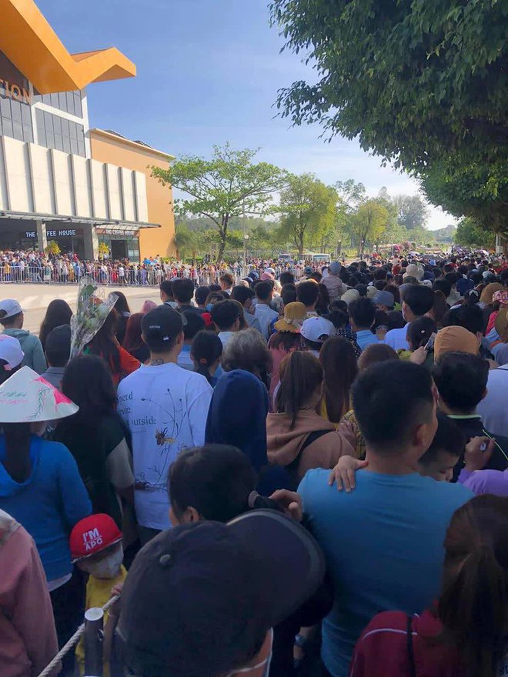Cảnh tượng đông nghịt người đổ xô đi lễ chùa cầu may ngày mùng 4, từ Bắc chí Nam tọa độ nào cũng tấp nập - ảnh 18