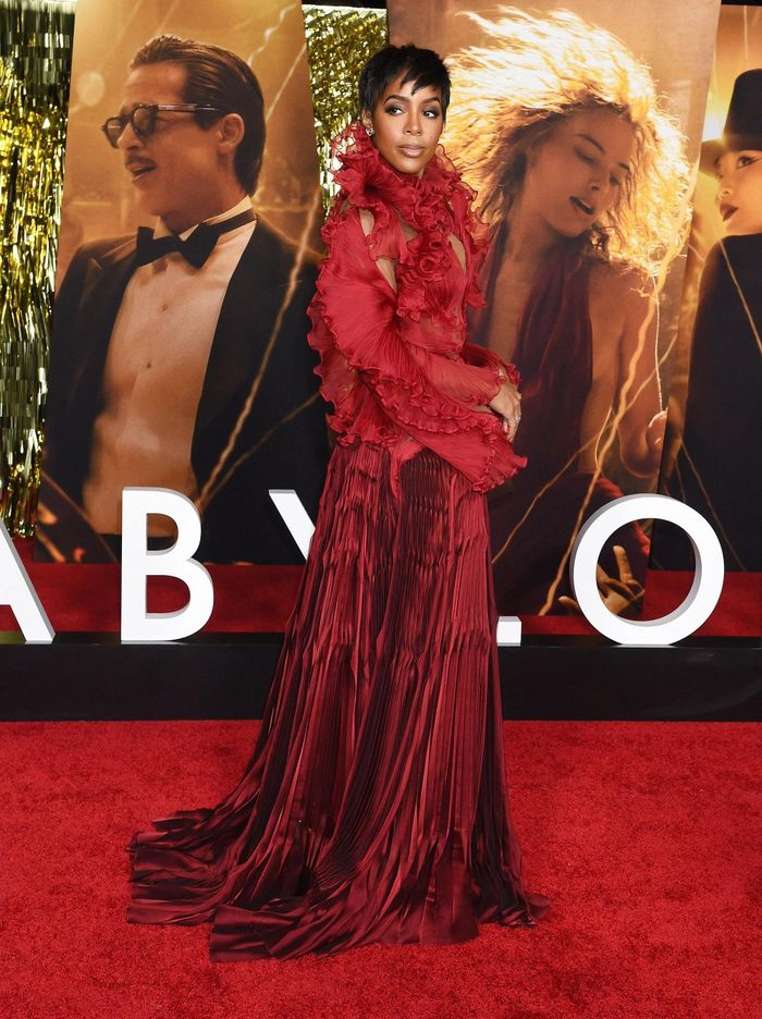 Margot Robbie lộng lẫy trên thảm đỏ với chiếc váy gây bất ngờ ở phần lưng - ảnh 8