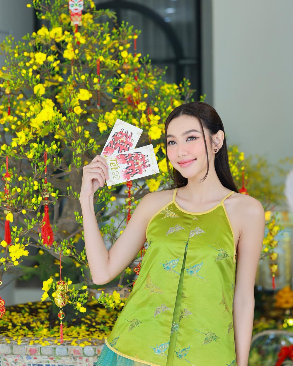 Mê mệt loạt áo dài Tết của Hoa hậu Thùy Tiên: Toàn đồ local brand quen mặt, thiết kế điệu đà cứ diện là xinh - ảnh 4