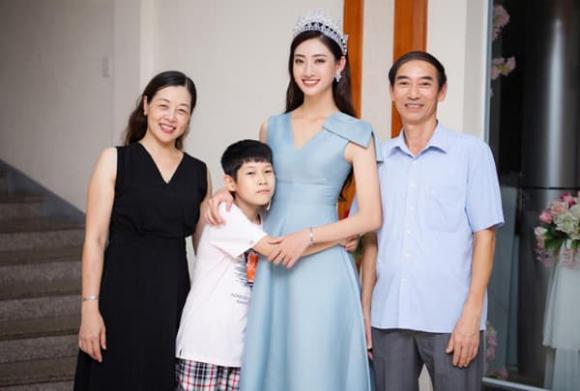 Hoa hậu Lương Thùy Linh hiếm hoi cho mẹ là ''Giám đốc kho bạc'' lên sóng - ảnh 1