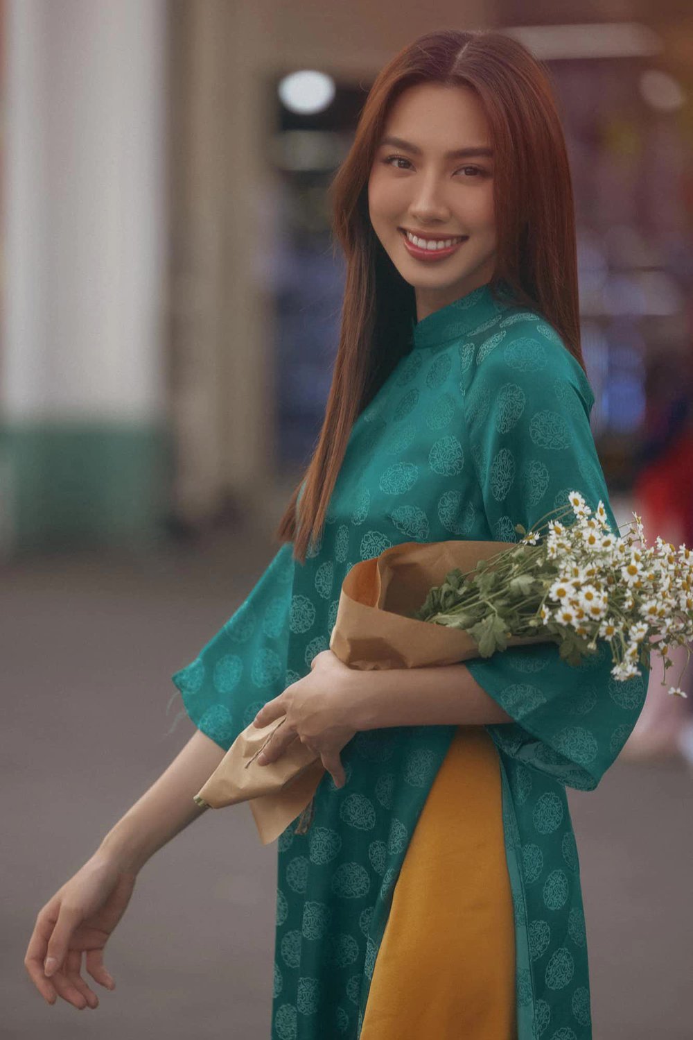 Mê mệt loạt áo dài Tết của Hoa hậu Thùy Tiên: Toàn đồ local brand quen mặt, thiết kế điệu đà cứ diện là xinh - ảnh 2