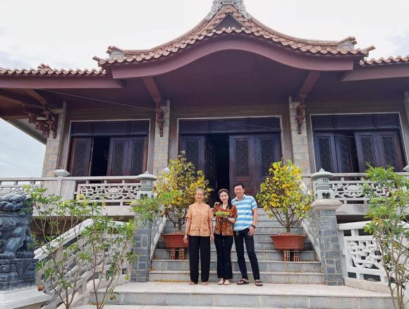 Chị em Angela Phương Trinh xây nhà khang trang, mang phong cách Phật giáo tặng cho nội để báo hiếu - ảnh 1