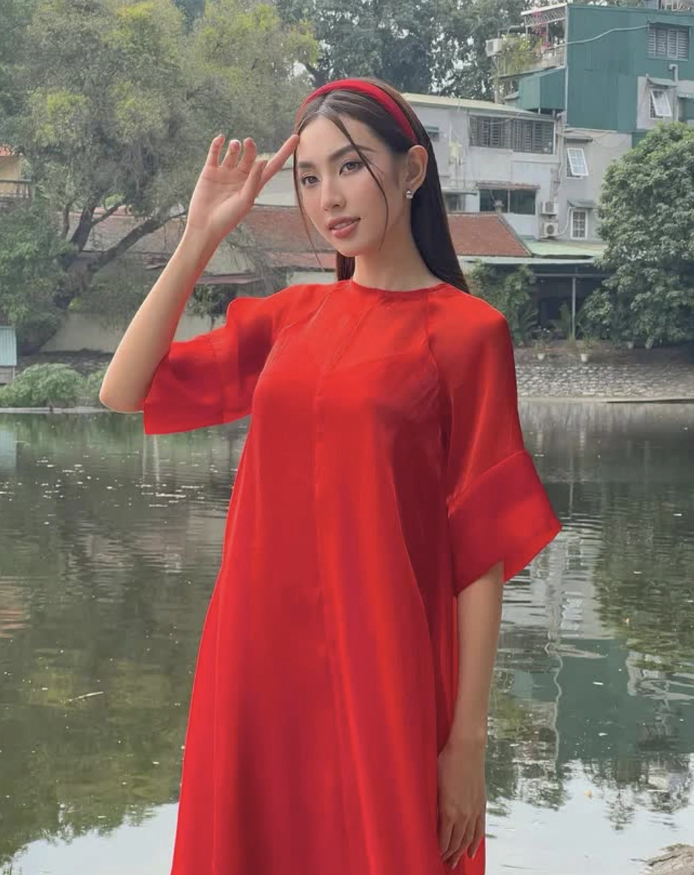 Mê mệt loạt áo dài Tết của Hoa hậu Thùy Tiên: Toàn đồ local brand quen mặt, thiết kế điệu đà cứ diện là xinh - ảnh 5