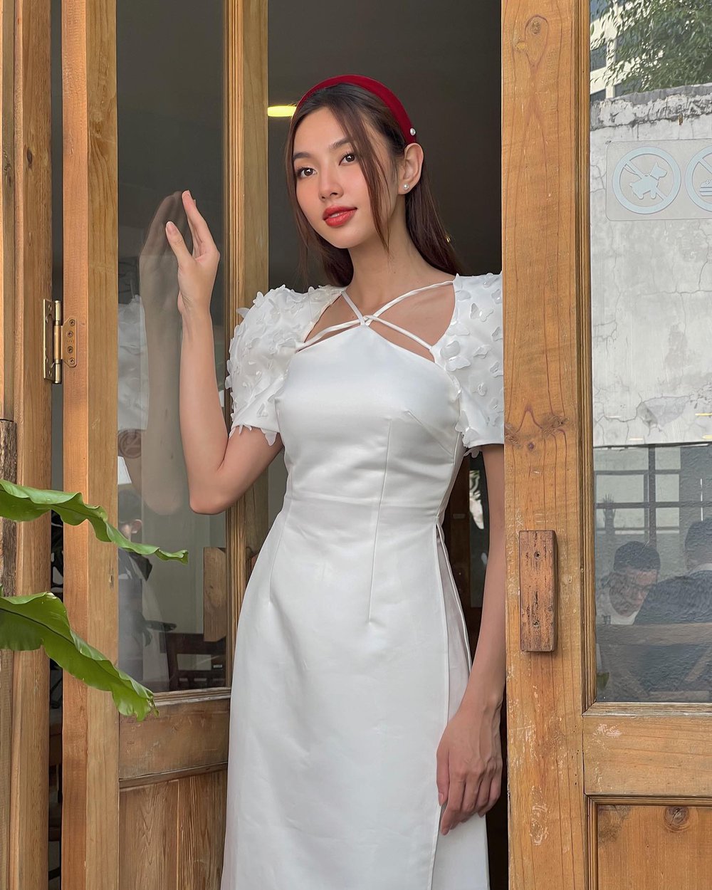Mê mệt loạt áo dài Tết của Hoa hậu Thùy Tiên: Toàn đồ local brand quen mặt, thiết kế điệu đà cứ diện là xinh - ảnh 3