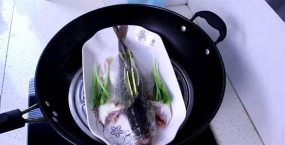 Đây là cách hấp cá vược đúng cách, cá mềm và thơm, cách làm đơn giản, thơm ngon và không có mùi tanh - ảnh 3