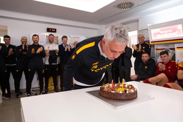 Mourinho mừng sinh nhật tuổi 60 cùng AS Roma - ảnh 3