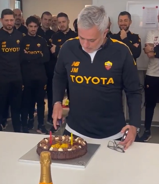 Mourinho mừng sinh nhật tuổi 60 cùng AS Roma - ảnh 5