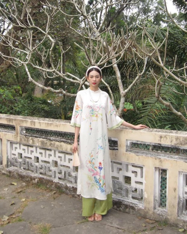 Ngắm áo dài mùng 3 Tết của mỹ nhân Việt: nhiều thiết kế đơn giản nhưng cực kỳ tinh tế, giá lại hợp lý với túi tiền - ảnh 2