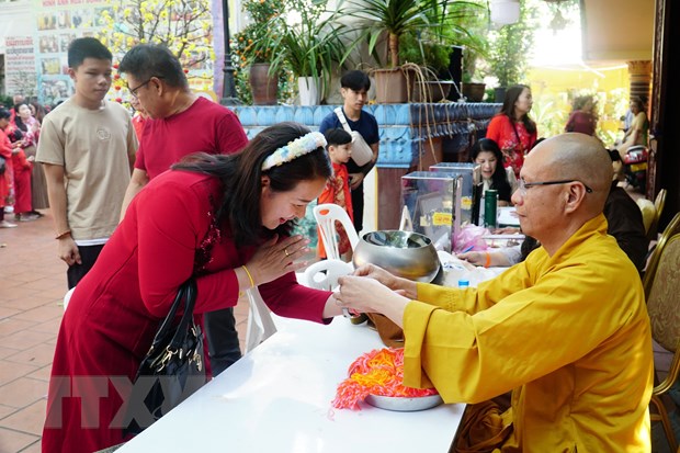 Lễ chùa đầu năm, nét văn hóa của cộng đồng người Việt tại Lào - ảnh 1