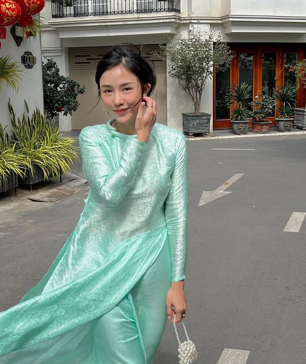 Ngắm áo dài mùng 3 Tết của mỹ nhân Việt: nhiều thiết kế đơn giản nhưng cực kỳ tinh tế, giá lại hợp lý với túi tiền - ảnh 7