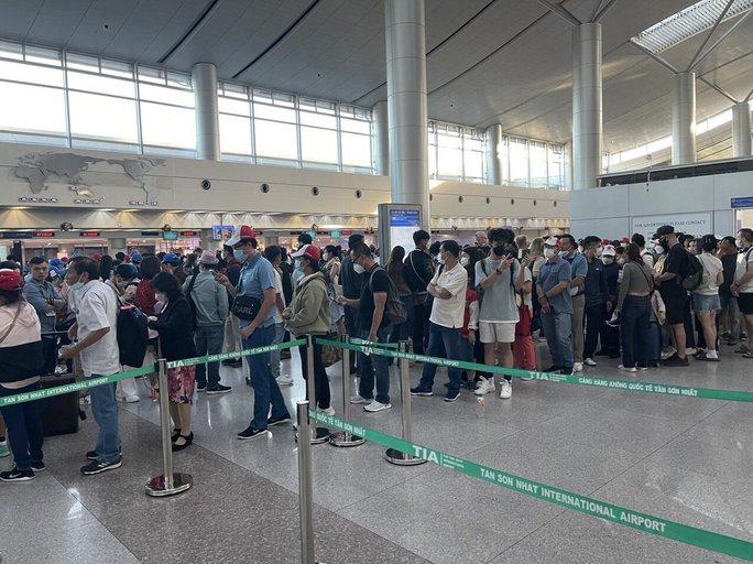 Thông tin nóng khi khách đang ùn ùn trở lại sân bay Tân Sơn Nhất - ảnh 1