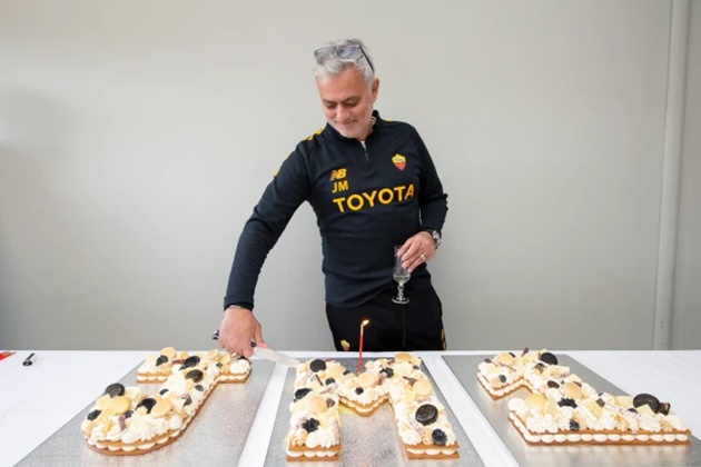 Mourinho mừng sinh nhật tuổi 60 cùng AS Roma - ảnh 8