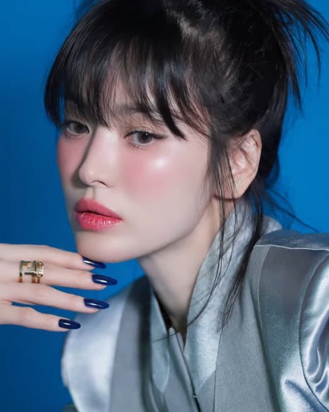 Song Hye Kyo xinh điên đảo trên tạp chí đầu năm, khoe trọn sắc vóc ''''lão hóa ngược'''' càng ngắm càng mê - ảnh 12