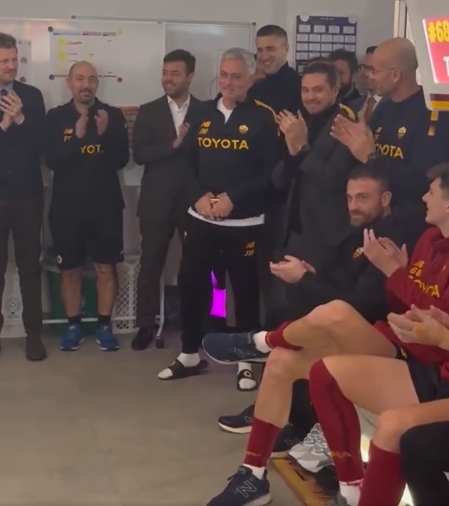 Mourinho mừng sinh nhật tuổi 60 cùng AS Roma - ảnh 2