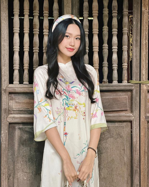 Ngắm áo dài mùng 3 Tết của mỹ nhân Việt: nhiều thiết kế đơn giản nhưng cực kỳ tinh tế, giá lại hợp lý với túi tiền - ảnh 1